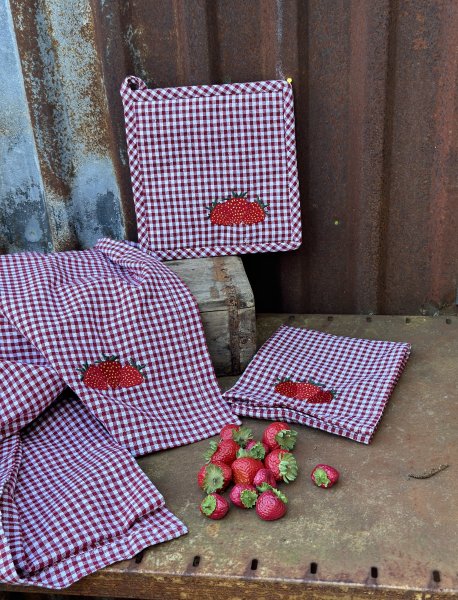 Röd och vit rutig duk med broderade jordgubbar 