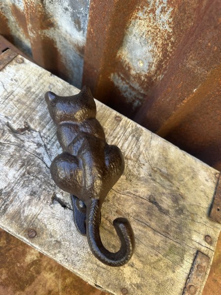 Dörrklapp och krok katt i järn
