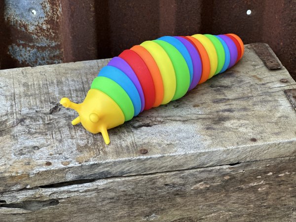 Regnbågsfärgad fidget Snigel rörlig aktivitets leksak 