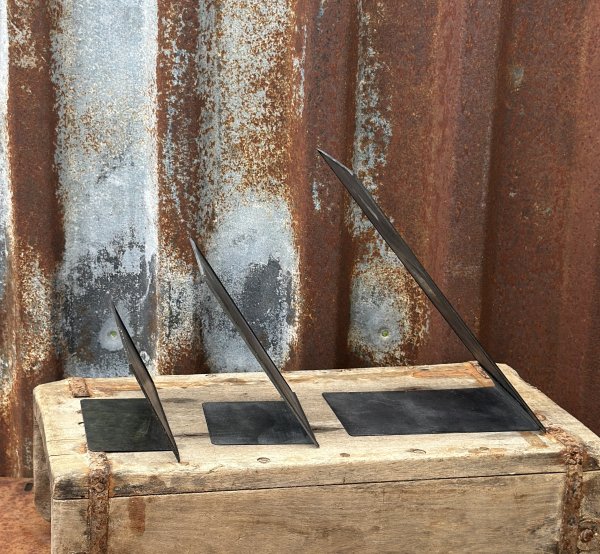 Griffeltavla skylt med fot i metall 