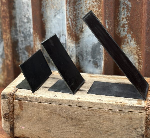 Griffeltavla skylt med fot i metall 