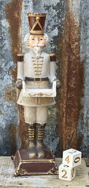 Vacker och elegant större nötknäppare / soldat med datumklossar. Designad i en antik stil med mjuka nyanser av grått och mörkat