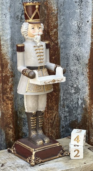 Vacker och elegant större nötknäppare / soldat med datumklossar. Designad i en antik stil med mjuka nyanser av grått och mörkat