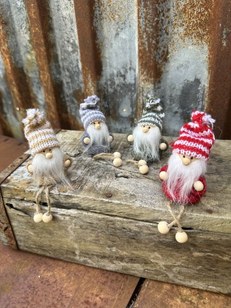 Söt mindre tomte med stickade kläder