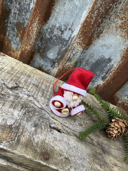 Mindre söt tomte med stickade kläder