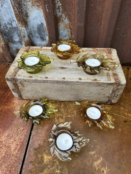 Färgglad ljuslykta i glas höstlöv