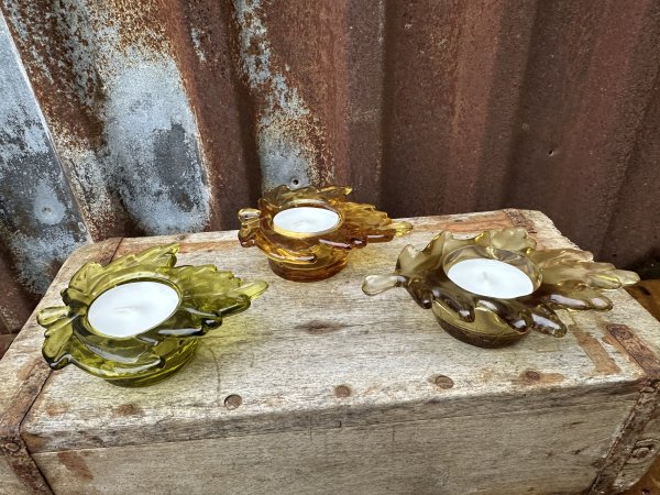 Färgglad ljuslykta i glas höstlöv