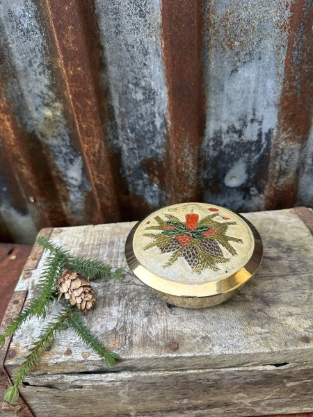 Vacker guld färgad ask med jul motiv
