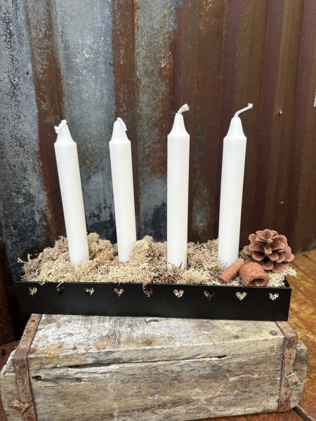 Klassisk svart adventsljusstake i plåt med hjärtan