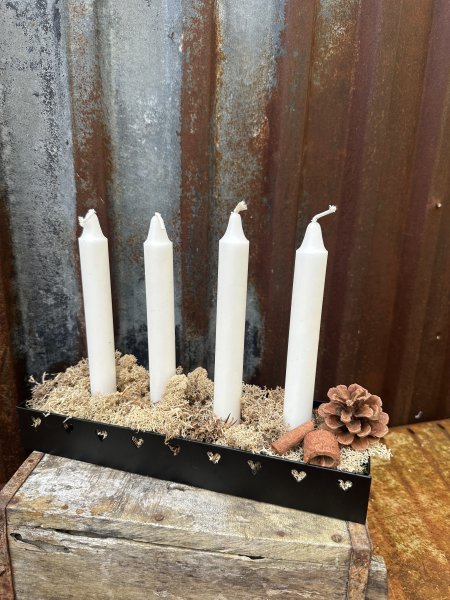 Klassisk svart adventsljusstake i plåt med hjärtan