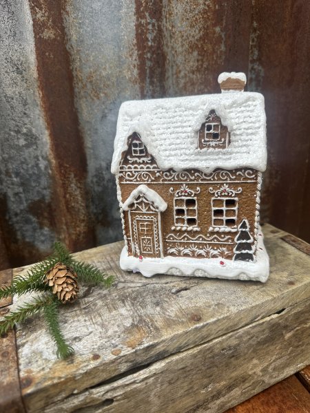 Vackert pepparkakshus med belysning