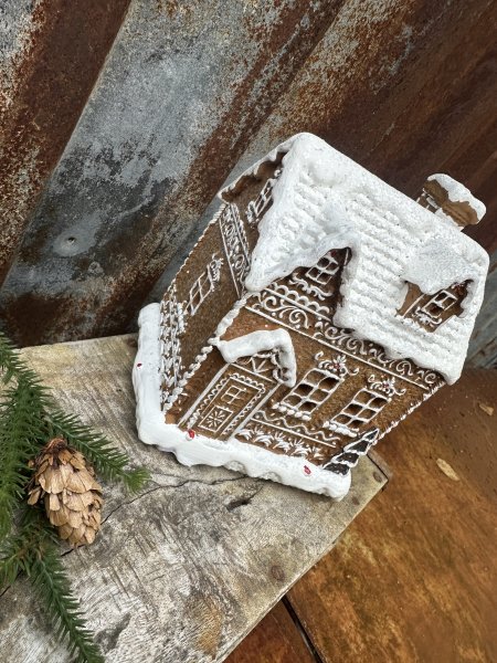 Vackert pepparkakshus med belysning