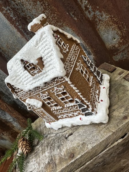 Vackert pepparkakshus med belysning