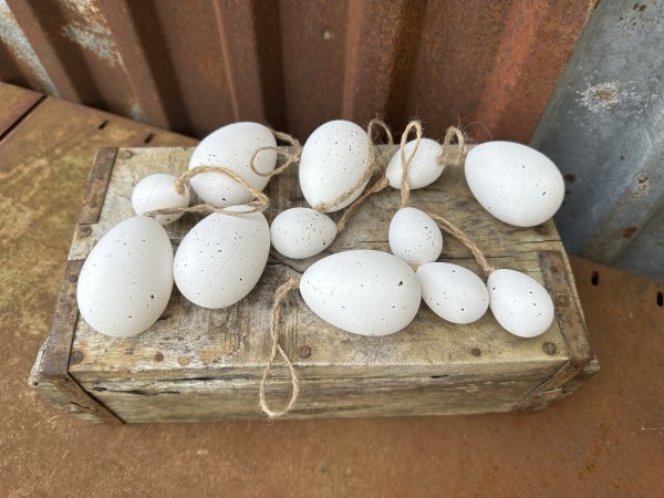 Vita natur ägg med snöre att hänga 12-pack