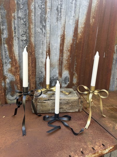 Vacker och elegant rosett ljusstake i metall 