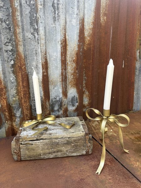 Vacker och elegant rosett ljusstake i metall 