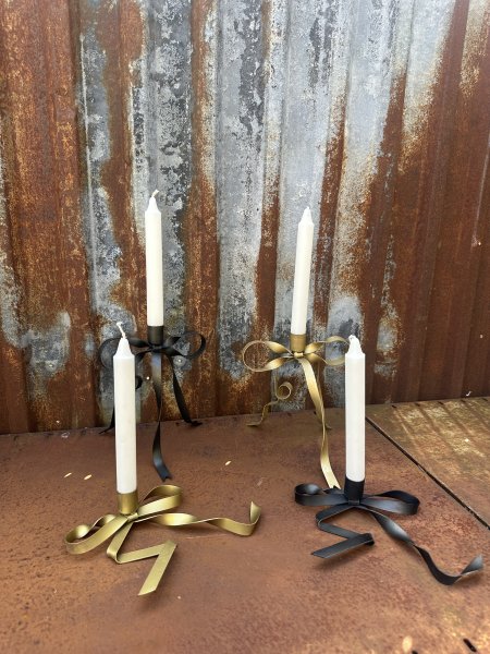 Vacker och elegant rosett ljusstake i metall 