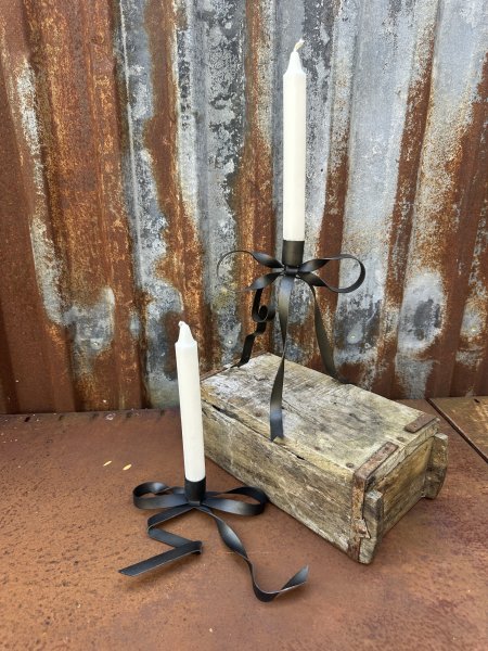 Vacker och elegant rosett ljusstake i metall 