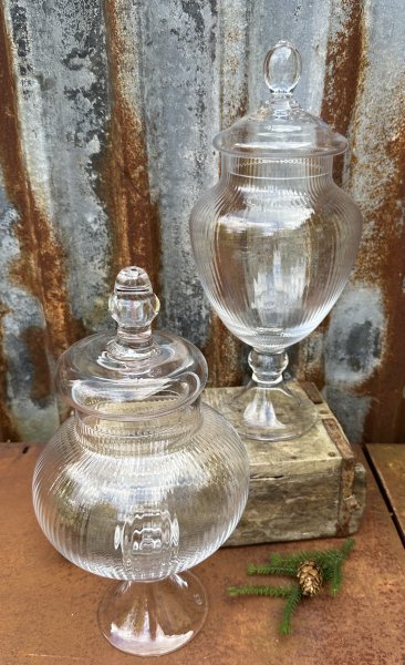 Vacker och elegant glasburk / pokal på fot med lock 