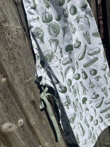 Kökshandduk förkläde och grytlapp grönsaker i vitt och grått