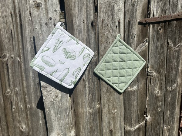 Kökshandduk förkläde och grytlapp grönsaker i vitt och grått