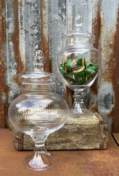 Vacker och elegant glasburk / pokal på fot med lock 