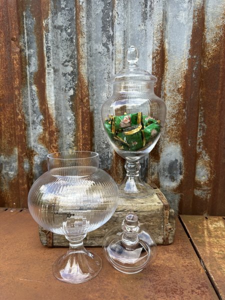 Vacker och elegant glasburk / pokal på fot med lock 