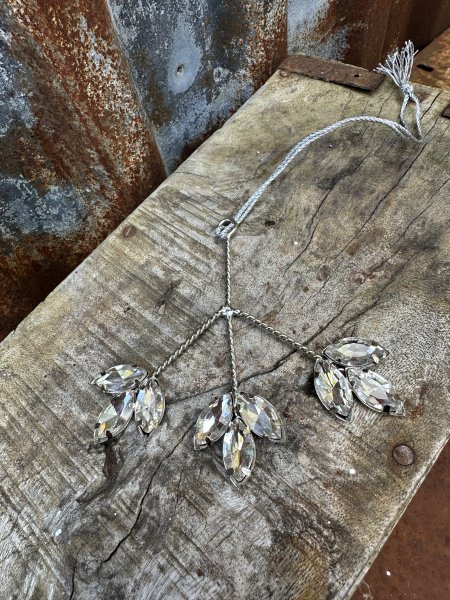 Vacker och elegant mistel i silver med diamant inslag 