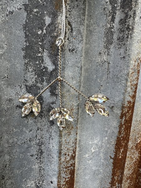 Vacker och elegant mistel i silver med diamant inslag 