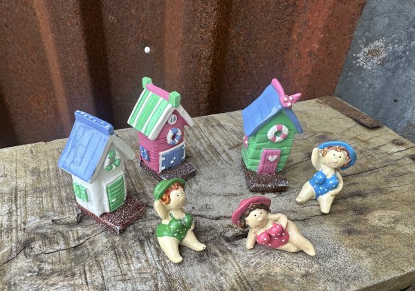 Färgglada baddamer och badhytter