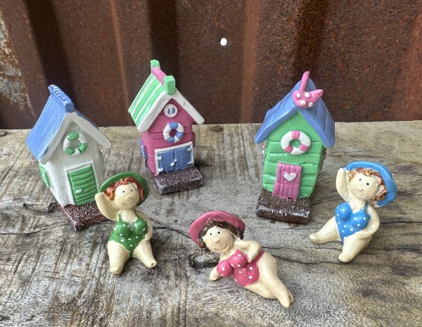 Färgglada baddamer och badhytter