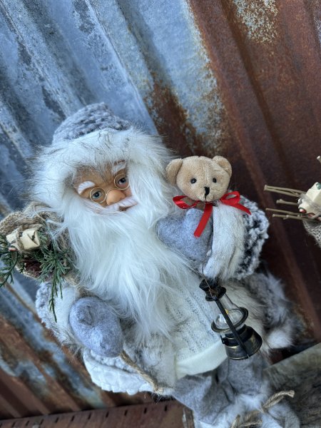 Stor fin tomte med pälskappa och luva med bjällra