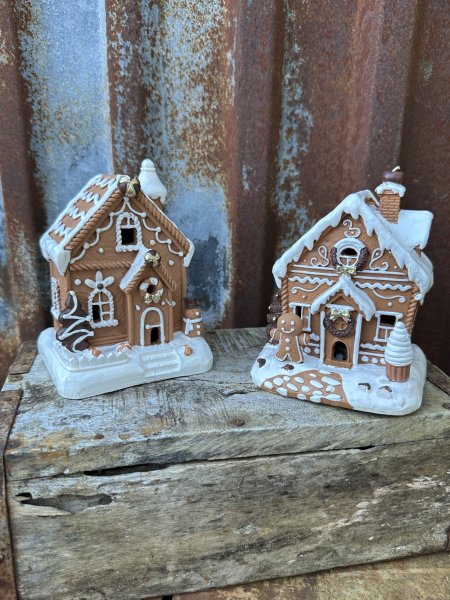 Dekorerat pepparkakshus med LED belysning