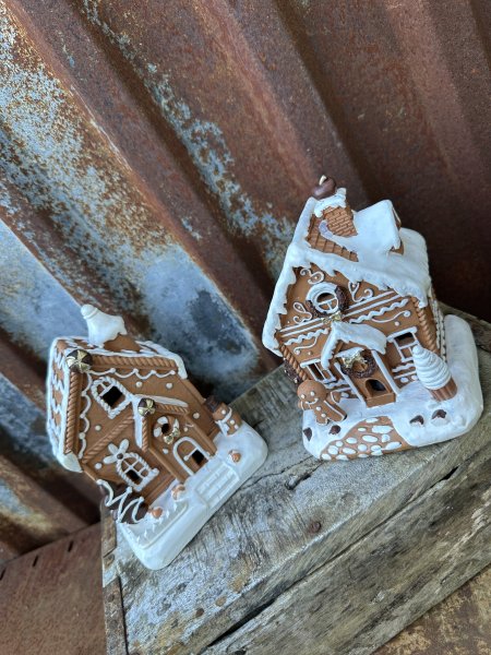 Dekorerat pepparkakshus med LED belysning