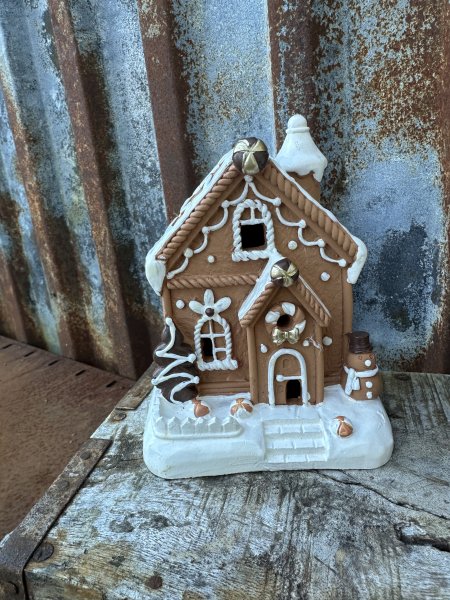 Dekorerat pepparkakshus med LED belysning