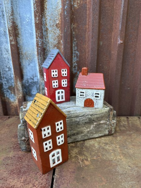 Rött hus ljushus i porslin