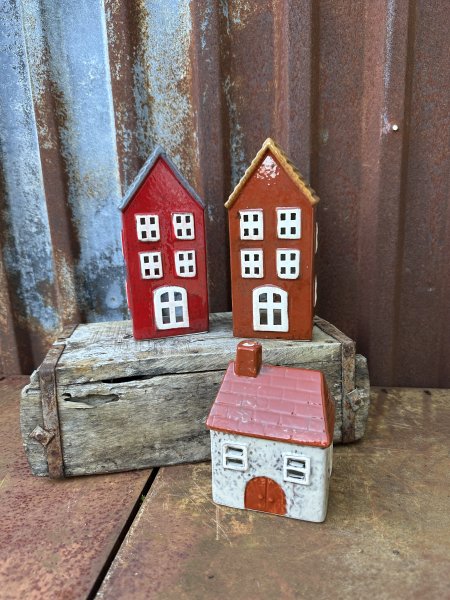 Rött hus ljushus i porslin