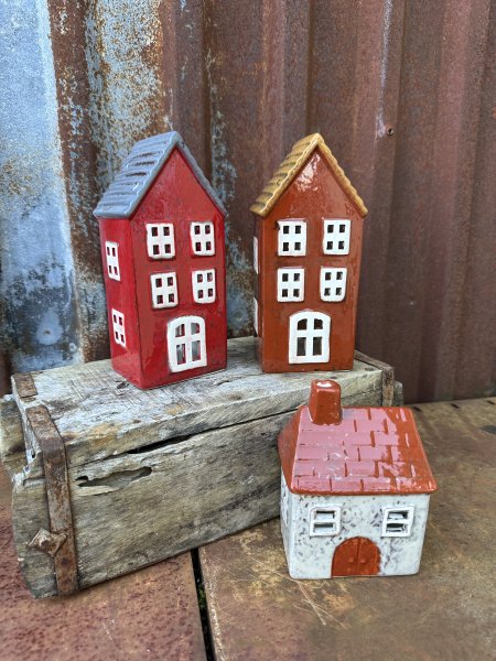 Rött hus ljushus i porslin