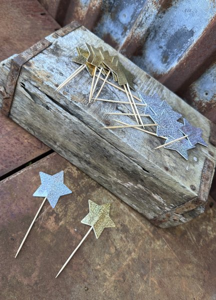 Partypinnar med glittrande stjärnor för snittar och plockmat