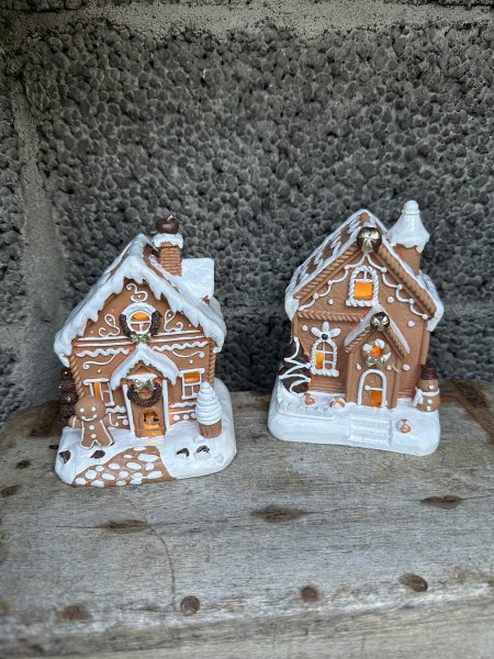 Dekorerat pepparkakshus med LED belysning