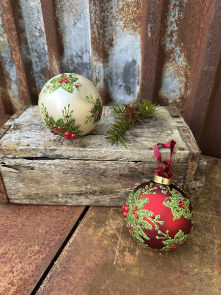 Vacker julgranskula med pärlor och glitter 