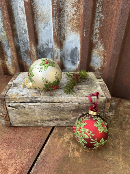 Vacker julgranskula med pärlor och glitter 