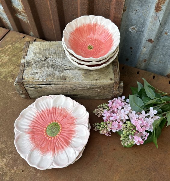 Blomformat rosa porslin med sommar känsla