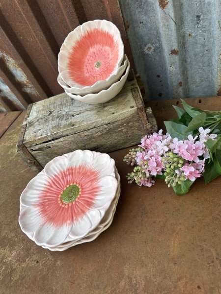 Blomformat rosa porslin med sommar känsla