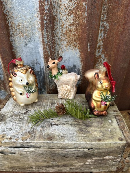 Julgranskulor i glas formade som djur