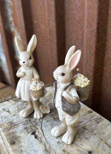 Kanin pojke och flicka med blommor 