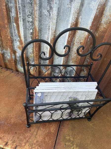 Tidningskorg förvaring i svart snirklig smide