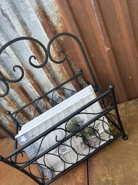 Tidningskorg förvaring i svart snirklig smide