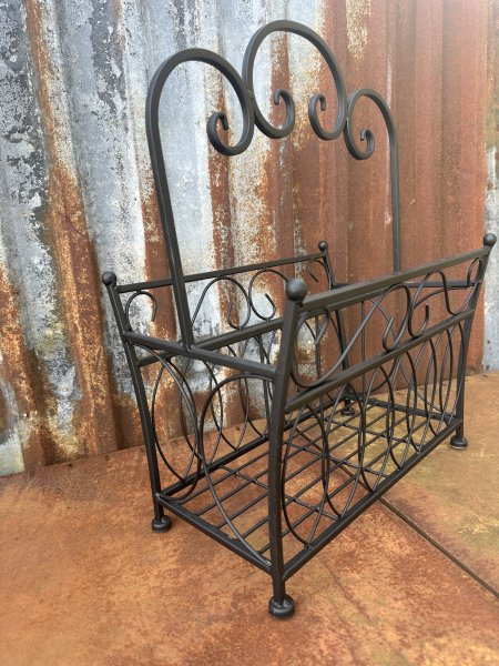 Tidningskorg förvaring i svart snirklig smide