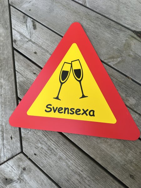 Rolig skylt varning för möhippan och svensexan 